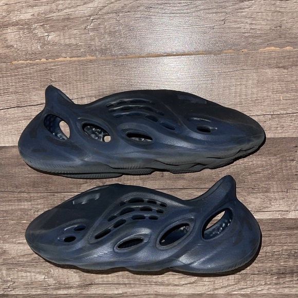 Yeezy Foamrunners - Picture 2 of 8